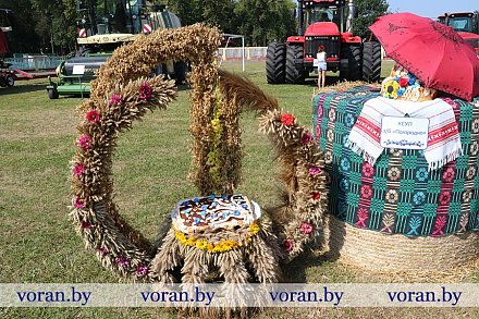 Снопы из золотых колосьев, ароматные караваи из муки нового урожая и замысловатые композиции из скруток соломы были представлены в конкурсной программе районных «Дожинок» в Вороново