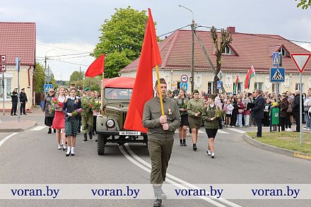 Мы идем рядом с ними, потому что Беларусь помнит. Вороновщина приняла участие в шествии поколений в рамках республиканской акции «Беларусь помнит»
