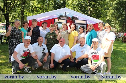 Стравы па бабулінаму рэцэпту, брошка ад рамеснікаў і бібліябар па-воранаўску. Як Воранаўшчына адзачае Дзень Незалежнасці?