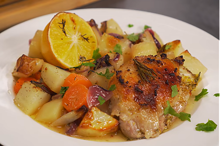 Гармония текстур и вкусов. Рецепт хрустящей курицы с картофелем, пропитанным ароматами чеснока и лимона