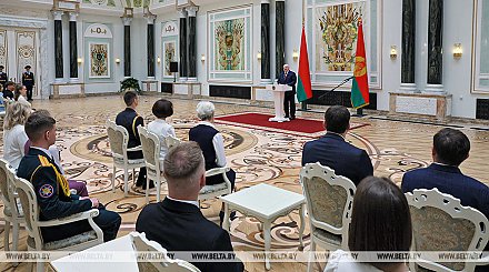 Александр Лукашенко - выпускникам вузов: мир огромен, а Беларусь у нас одна