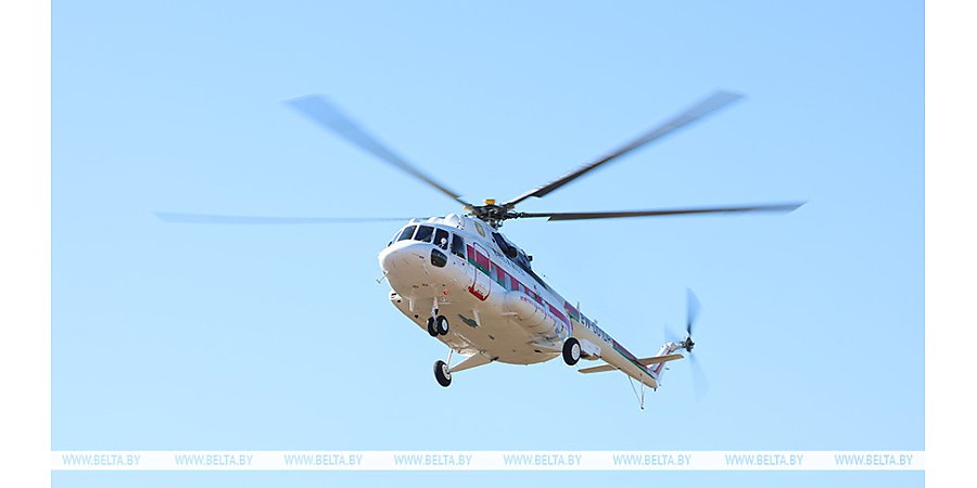 Александр Лукашенко с борта вертолета инспектировал ход посевной в Минской области