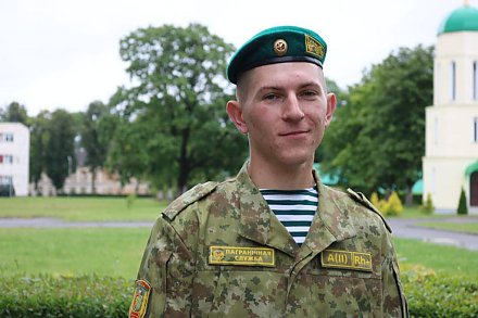 На одном из участков Государственной границы военнослужащий маневренной группы Лидского пограничного отряда, уроженец аг. Погородно Давид Пашкевич выявил и задержал нарушителей