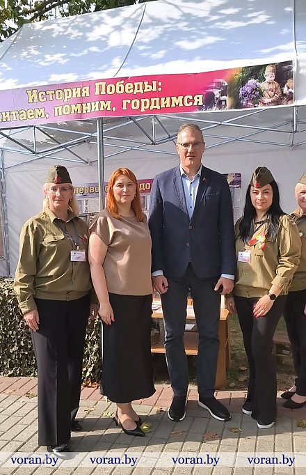 Бібліятэчную пляцоўку Воранаўскай раённай бібліятэкі, прысвечаную 80-годдзю Вялікай Перамогі, наведаў Вадзім Гігін