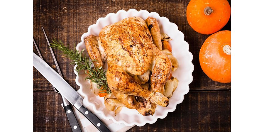 К новогоднему столу: советы, как приготовить сочную и хрустящую курицу в духовке