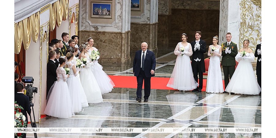 Александр Лукашенко - молодежи на новогоднем балу: впереди у вас очень много конкретных дел