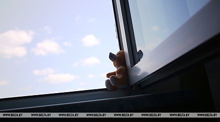 Присмотр и блокираторы на окна. МВД напоминает о безопасности детей в быту 