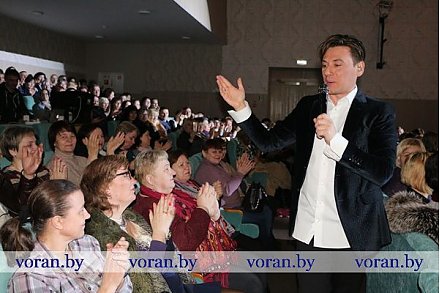Вчера в Вороновском центре культуры и народного творчества состоялся сольный концерт Руслана Алехно (Фото)