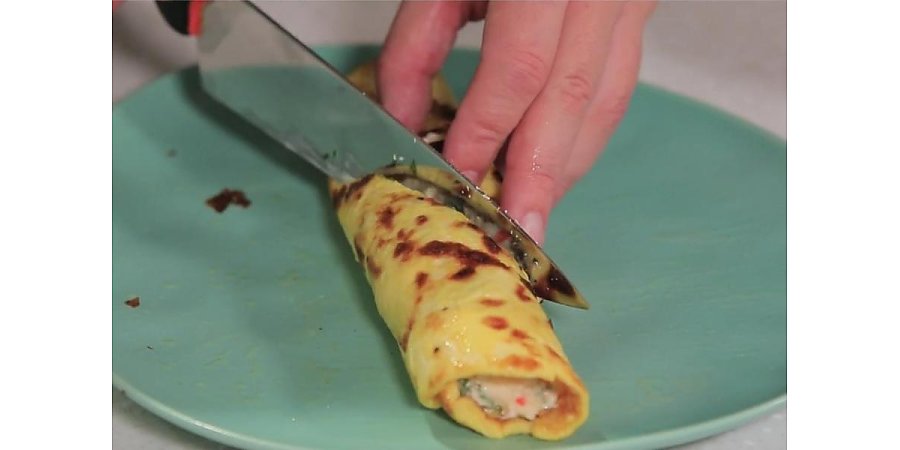Рулет из омлета с крабовыми палочками: простой рецепт