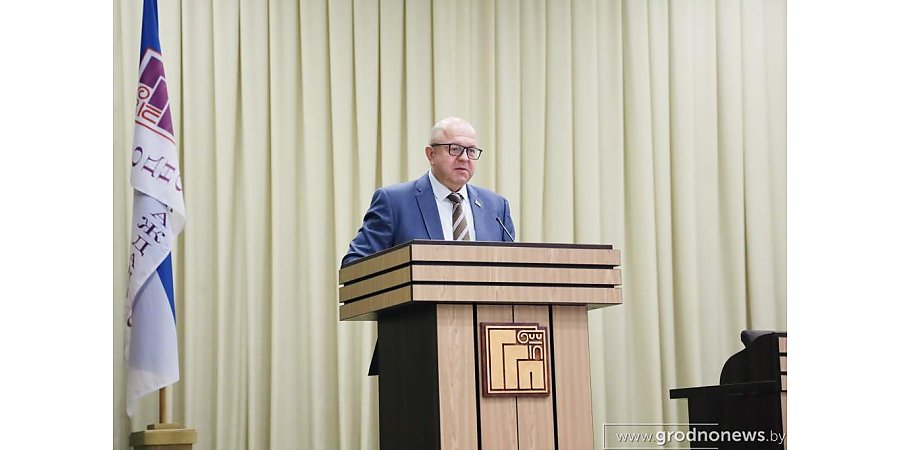 Неудобные вопросы, книги в подарок и разговор без купюр. В Гродно прошла встреча с министром информации Дмитрием Жуком