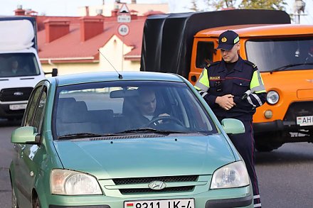 Инспекторы ГАИ проверяют наличие техосмотров. «Частникам» на неисправных авто проще заплатить штраф