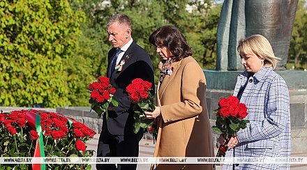 Участники конференции "Женское лицо Победы" возложили цветы к стеле "Минск - город-герой"