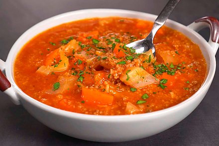 Идеальное блюдо для обеда или ужина: суп-голубец с мясным фаршем за 40 минут