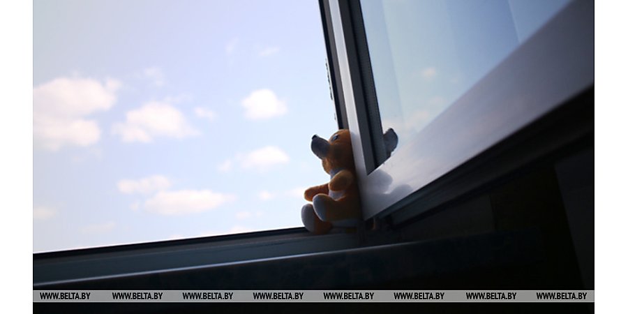 Присмотр и блокираторы на окна. МВД напоминает о безопасности детей в быту 