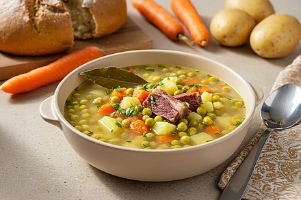 Классика домашнего обеда: рецепт горохового супа с курицей