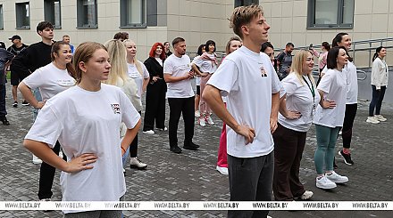 ФОТОФАКТ: Второй день форума блогеров "БлогБай. Нам есть что сказать!" стартовал с олимпийской зарядки