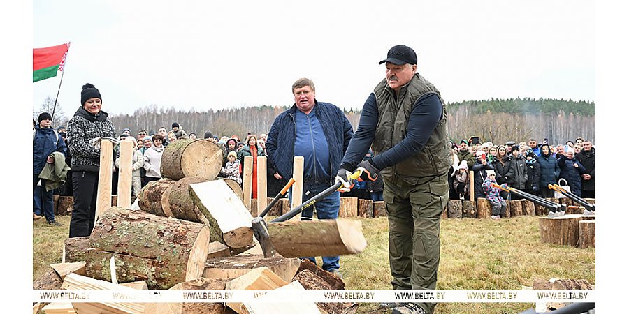 Александр Лукашенко посетил чемпионат по колке дров среди журналистов