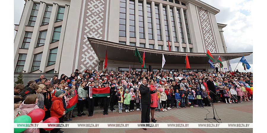 Флешмоб "Споем гимн вместе" проходит в Минске