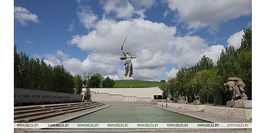 Александр Лукашенко и Владимир Путин возложили цветы на Мамаевом кургане