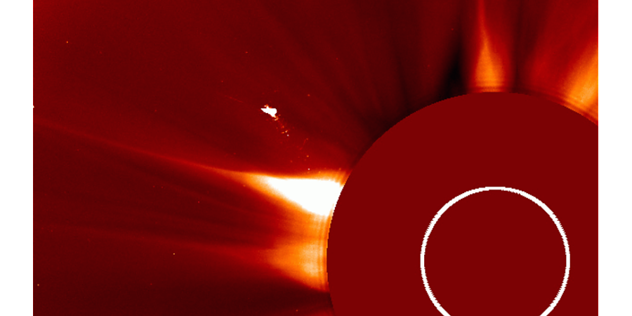 Над Солнцем обнаружили похожий на птицу объект размером больше Земли