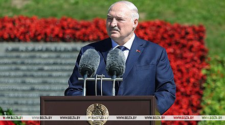 Символы независимости, кадровые перестановки и Купалье на Днепре. Итоги недели Президента