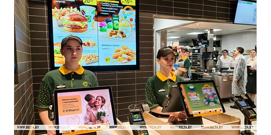 Александр Лукашенко 8 марта приехал в один из ресторанов сети "Мак.бай" и продегустировал местное меню