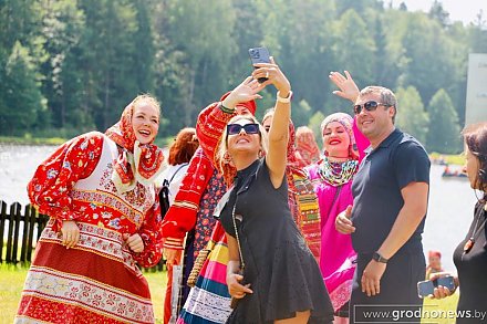 Окунуться в мир народного искусства в третий день фестиваля национальных культур приглашали мастера Гродненской области