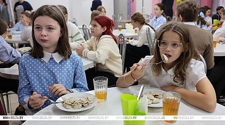 За пиццей и сосисками в тесте - очередь, а каша и пельмени - в отходы. Почему так - спросили у школьников