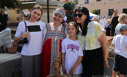 Как женятся армяне, чем интересен национальный казахский костюм и каково быть русским богатырем – узнавали гости на фестивальных подворьях