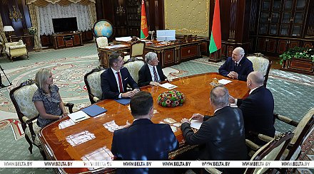 Александр Лукашенко проводит переговоры со спецпосланником США Коулом