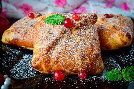 Конвертики с яблоками из слоеного теста в духовке