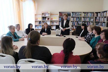 Делегат VII Всебелорусского народного собрания, председатель Вороновского райсовета депутатов Елена Ганевич продолжает встречи в трудовых коллективах