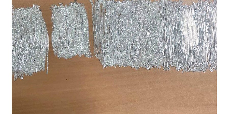Два белоруса пытались ввезти из Польши спрятанные в обуви более 600 серебряных цепочек