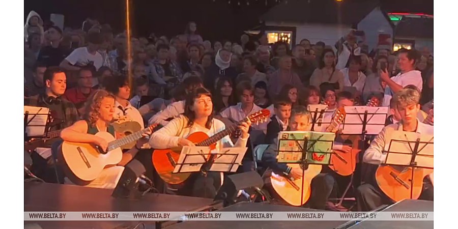 Рекорд поставлен. Более 500 гитаристов исполнили "Городские цветы" на фестивале в Гомеле