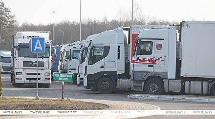 "Не торопятся работать". Как литовская сторона принимает грузовики в пункте пропуска "Бенякони" 