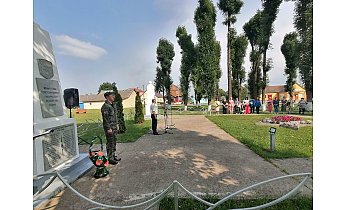 В день освобождения Радуни от немецко-фашистской оккупации местные жители собрались у памятника погибшим на полях сражений Великой Отечественной войны