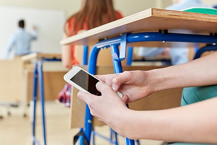 Какое наказание грозит школьнику за найденный на уроке телефон?