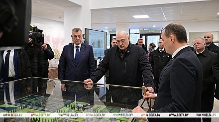 Александр Лукашенко поручил по-хозяйски развивать территории заповедников и осмотрел "деревню будущего"
