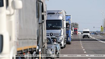 Около тысячи легковых и грузовых авто ожидают въезда в Евросоюз из Беларуси