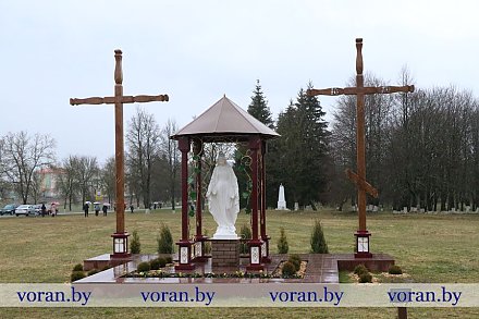 На паўднёвай ускраіне Воранава 20 красавіка асвяцілі скульптурную кампазіцыю Найсвяцейшай Дзевы Марыі, каталіцкі і праваслаўны паклонныя крыжы