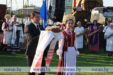 Як працы гімн, звініць хвала рукам, што пахнуць хлебам! Земляробы Воранаўшчыны святкавалі “Дажынкі-2025”