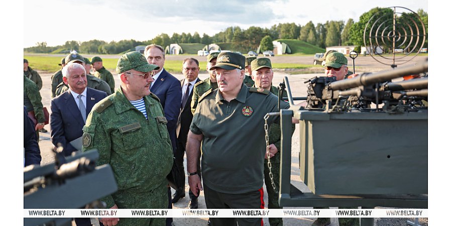 Александр Лукашенко требует "идти от земли" при развитии в Беларуси военной беспилотной авиации