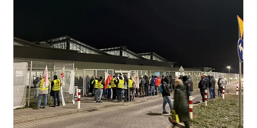 Сотни рабочих и представители профсоюзов протестуют перед автомобильным заводом в Польше, требуя повышения зарплат 