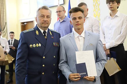 32 выпускникам специальности «Таможенное дело» ГрГУ имени Янки Купалы вручили дипломы об окончании университета