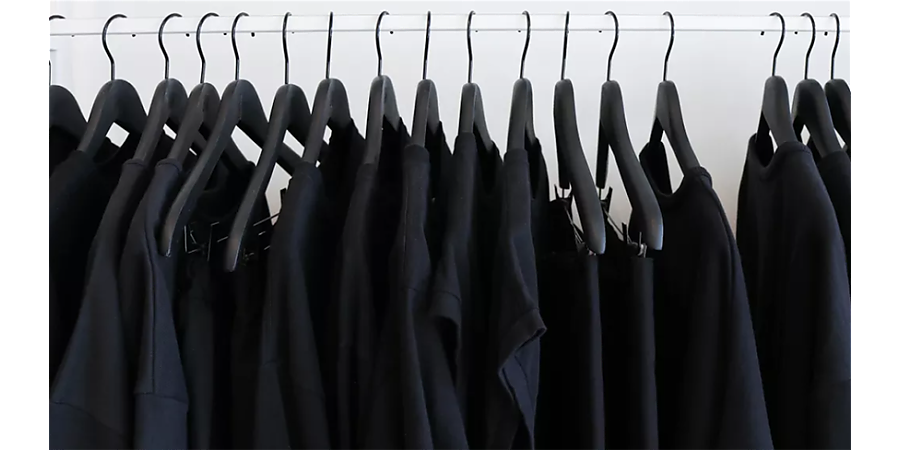 В Таиланде возник дефицит черной одежды из-за траура по королеве Сирикит