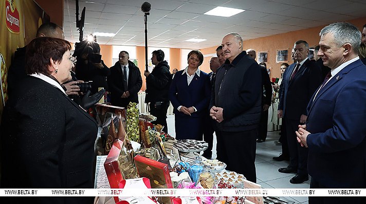 Полесские конфетки, ставка на регионы и "космический корабль" в поле. Итоги недели Президента