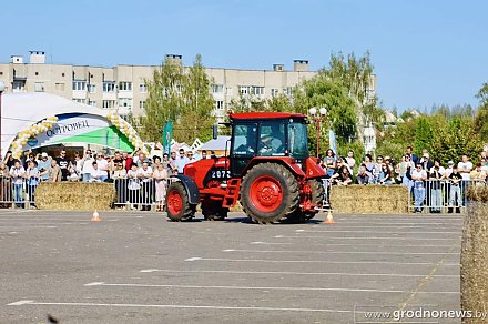 Лучшие механизаторы области сразились в мастерстве на экстремальных гонках «ТракторШоу»