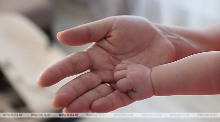 Как работа в отпуске по уходу за ребенком до трех лет влияет на выплаты, рассказали в Минтруда