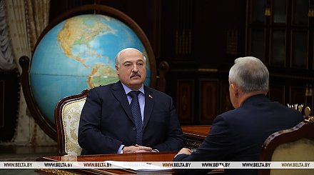 Александру Лукашенко подарили первый экземпляр книги "Беларусь единая"