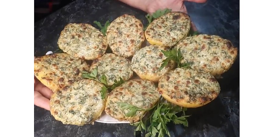 На завтрак, обед и ужин: рецепт картофеля по-армянски с сырно-чесночной шапкой